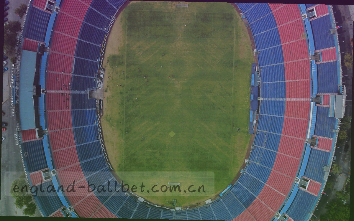 数据机房氛围的抽象画面，密集的仪表线与冷白色高光点，整体呈午夜蓝调，不含真人